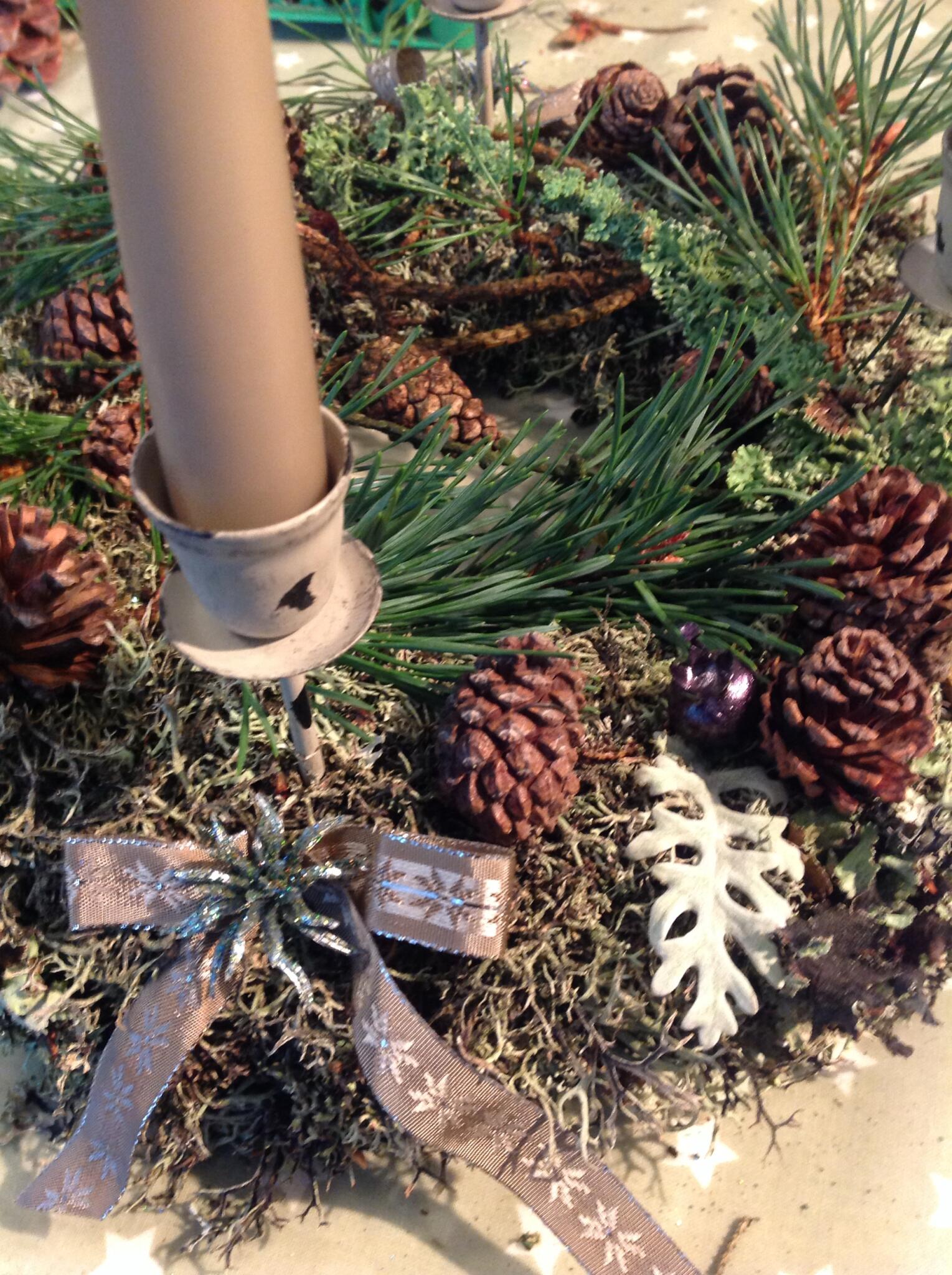 Utraditionel adventskrans og juledekoration med lys